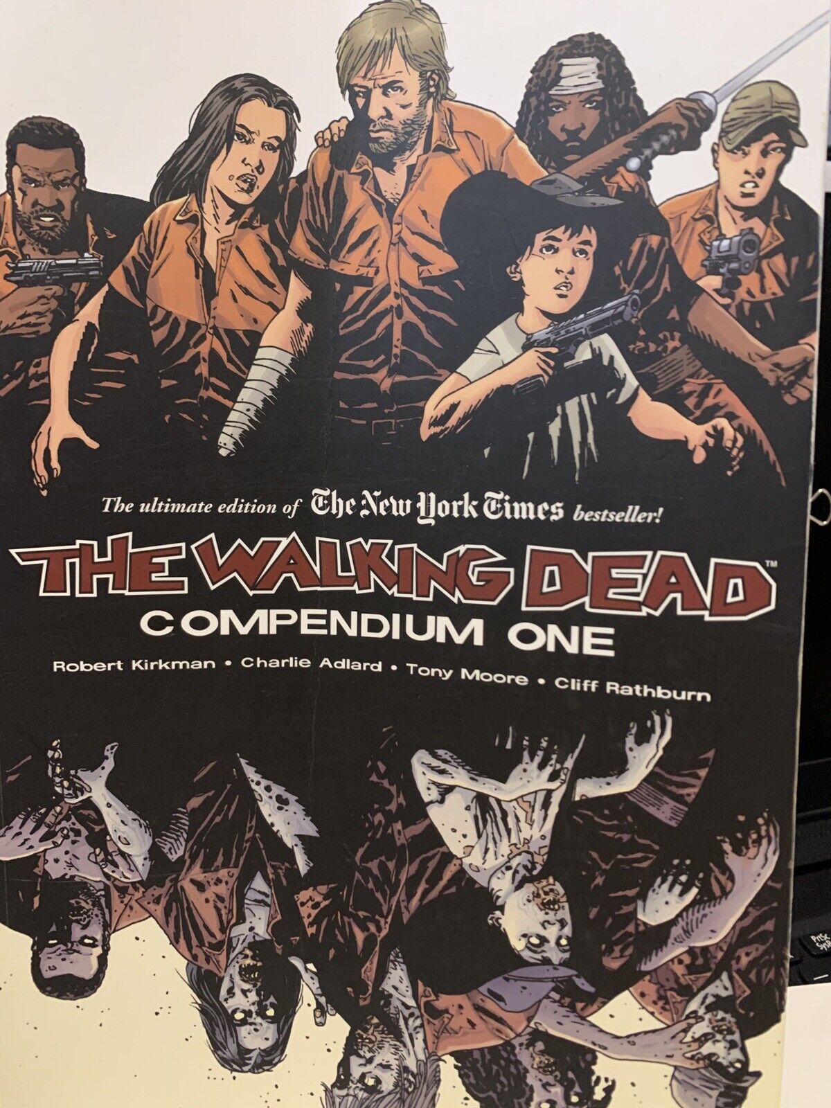 The Walking Dead Compendium Volume 1 by Robert Kirkman Used 2009) N05392