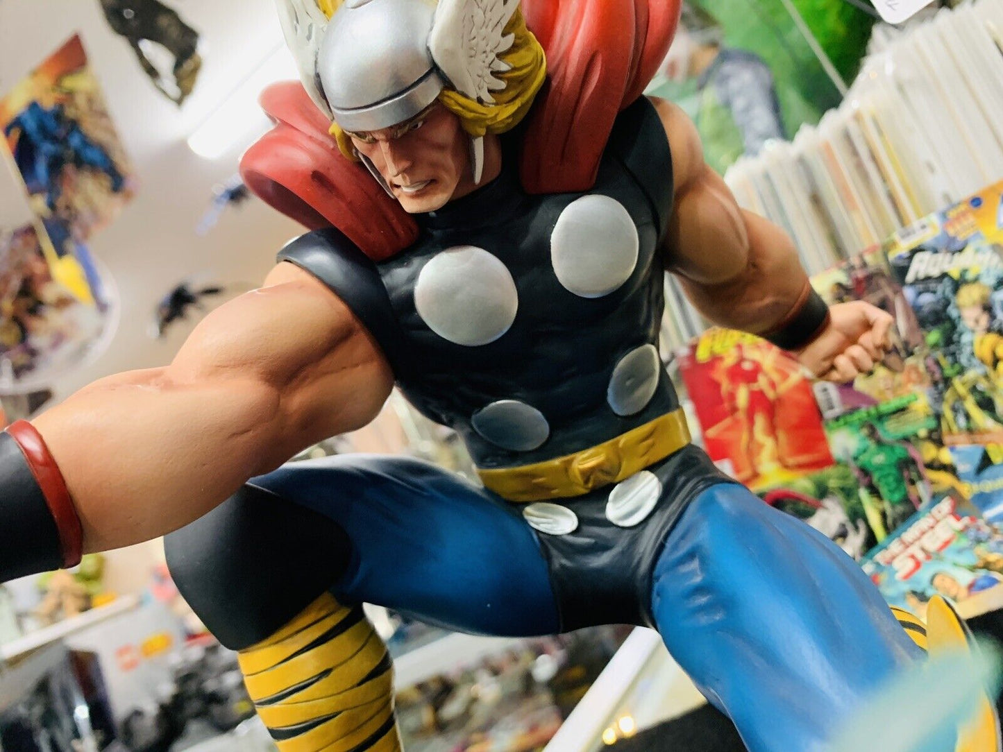 The Mighty Thor Strike Down Statue 1098/1500 Rare - N05432
