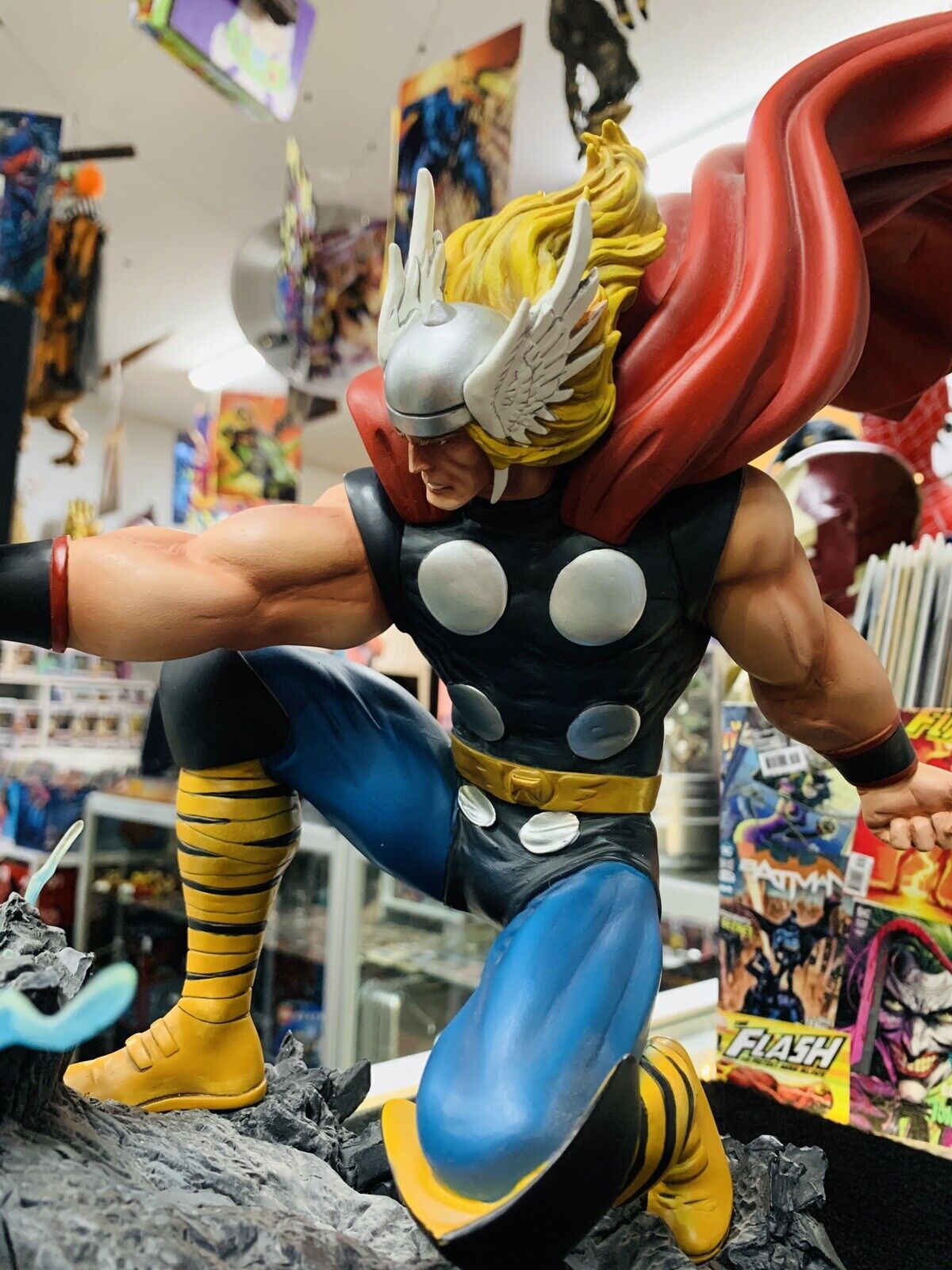 The Mighty Thor Strike Down Statue 1098/1500 Rare - N05432