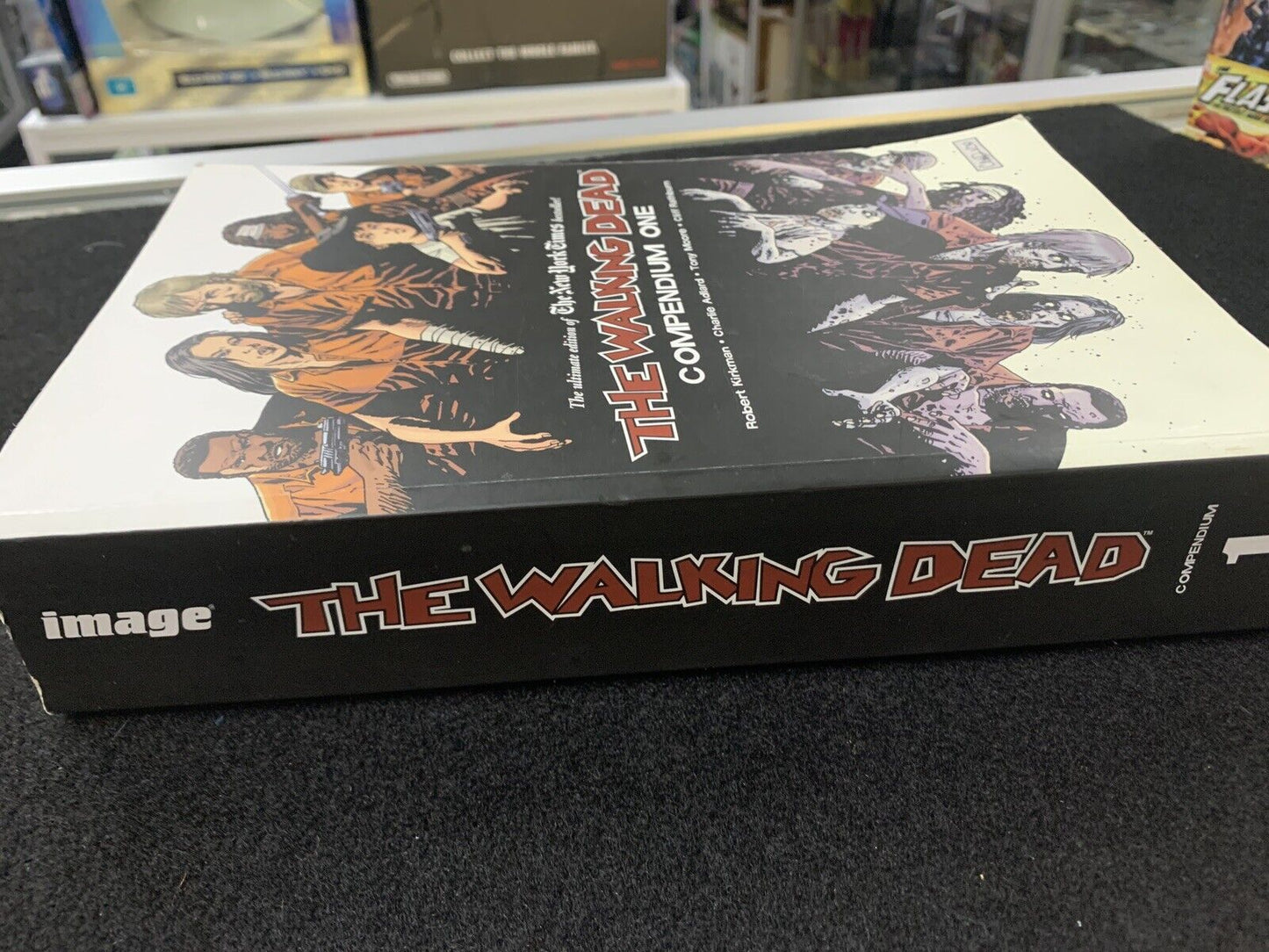 The Walking Dead Compendium Volume 1 by Robert Kirkman (Paperback, 2009) N05609